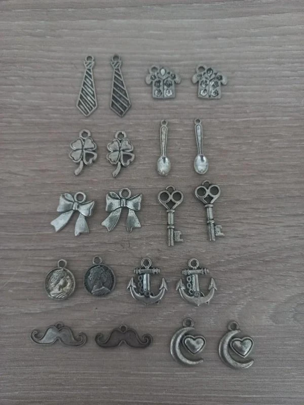 Lot De 20 Pendentifs "Divers"